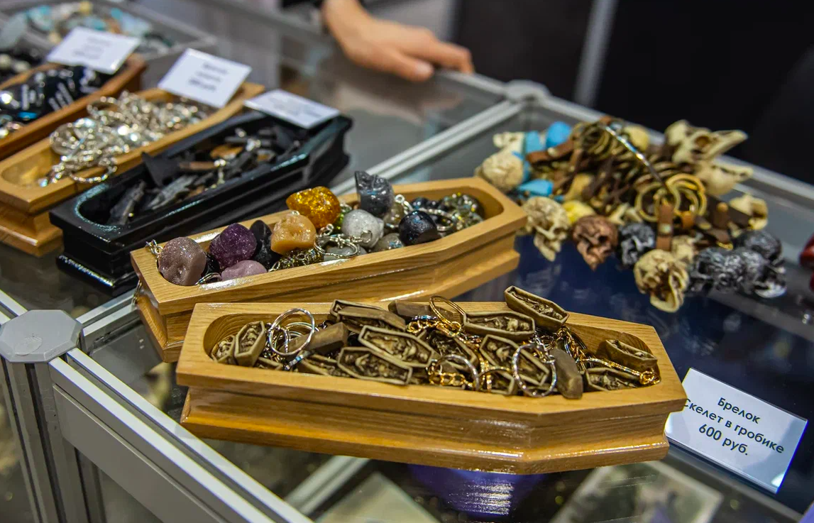 Фото Сталин в гробу, памятники Фриске и Жириновского. В Новосибирске опубликованы кадры с ритуальной выставки – 15 будоражащих кадров 11 - Сиб.ФМ Фото Сталин в гробу, памятники Фриске и Жириновского. В Новосибирске опубликованы кадры с ритуальной выставки – 15 будоражащих кадров 11